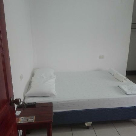 Hostal Don Frank San Carlos Esterno foto