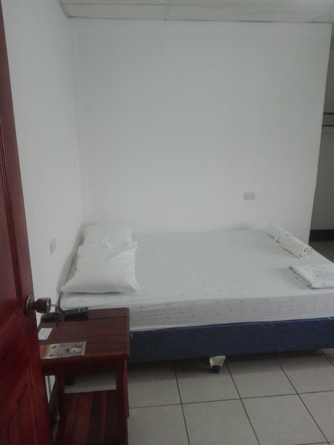 Hostal Don Frank San Carlos Esterno foto