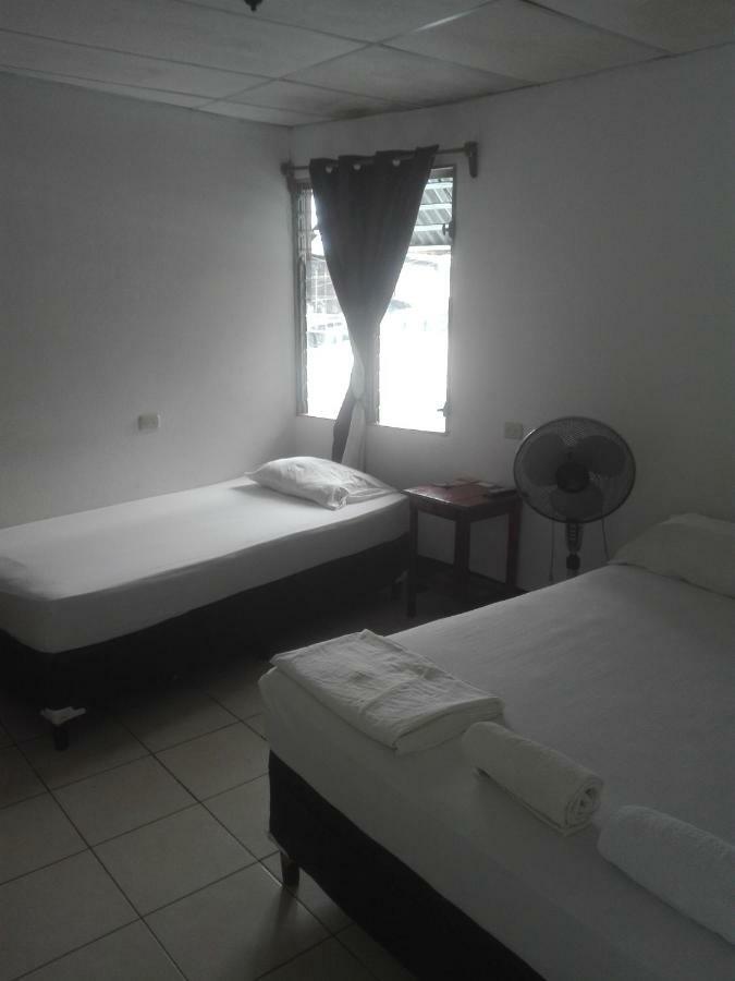 Hostal Don Frank San Carlos Esterno foto