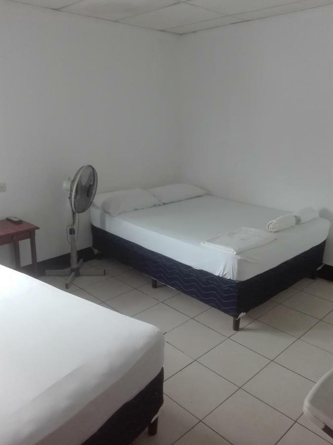 Hostal Don Frank San Carlos Esterno foto